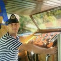 On je kapetan na Belu lađu, a nije Šojić: Boban svaki dan krstari jednim od najlepših jezera u Srbiji, neobični brodić…