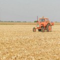 Tri decenije stari traktori obrađuju njive u Srbiji, za nabavku novih proizvođači nemaju para