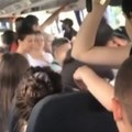 "Pomeri se pedofilčino" Jeziva scena u beogradskom prevozu, muškarac prilazi ženama i stavlja im svoj polni organ na glavu…