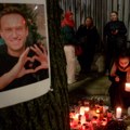 Građani odali počast Navaljnom ispred Ambasade Rusije u Beogradu