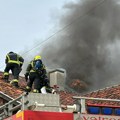 Požar u novom sadu Gori krov kuće, tri vatrogasna vozila na terenu (foto/VIDEO)