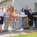 Dobro u ljudima i dalje postoji: Porodica Mezei dobila novi dom zahvaljujući kolegama s posla! Zrenjanin - Porodica Mezei