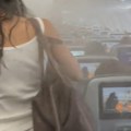 Drama u avionu, pljušti na sve strane Putnici ostali zabezeknuti i mokri tokom 4 sata leta! (video)