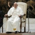 Papa: Svet mora da učini više kako bi se smanjio teret duga