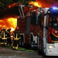 Snimci jezivog požara u Dobanovcima: Na licu mesta opsadno stanje: Vatrogasci pokušavaju da obuzdaju buktinju koja je…