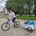 Nebojša biciklom, uz simboličnu nadoknadu, prevozi sve što je potrebno sugrađanima (VIDEO)