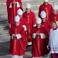 Kardinali danas nastavljaju sa izborom novog pape, glasaju najviše 4 puta: Vernici širom sveta čekaju beli dim
