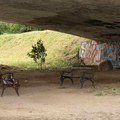 Foto-vest: Klupe lomljene i razbacane po keju u centru Niša