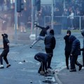 Vodeni topovi, flaše, cigle na ulicama – šta se dešava u Severnoj Irskoj