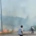 (Video) Požar u blizini fabrike "Leoni": Radnici istrčali napolje, gase vatru zajedno sa vatrogascima