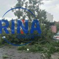 Drveće padalo na ulice, jedno vozilo oštećeno: Jako olujno nevreme napravilo haos u Čačku, tragedija izbegnuta za dlaku (FOTO)…