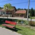 Ваљево добило соларну клупу и малу библиотеку у оквиру пројекта „Никло као ја“