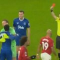Neviđeni skandal u Premijer ligi! Poznati fudbaler lupio šamar saigraču na terenu! Nije mogao da se smiri, dobio crveni…