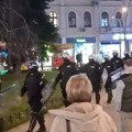 Stotinak građana protestovalo ispred zgrade gde se nalazi TV Lav na kojoj je gostovao Aleksandar Vučić