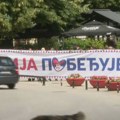 Pristalice SNS puštale pesme tokom 16 minuta tišine u Sremskim Karlovcima, istakli i transparent "Srbija pobeđuje"
