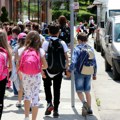 Osnovcima u Čajetini po 10.000 dinara za udžbenike