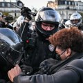 Nasilje na ulicama Francuske: policajac udario mladića u lice, pomoćnik direktora pretučen