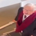 Sramotno: Ser Aleksa mrze i sa 84 godine, vređaju ga dok ide sa štapom