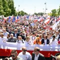 Više stotina hiljada ljudi slilo se u Varšavu na antivladin protest: Poljaci ne žele "mađarski i turski politički model"