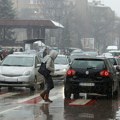 Upali ste u rupu na: Putu?! Do sada se vozačima u Srbiji pisala kazna i kad se odroni deo stene na kolovoz, ali sada se sve…