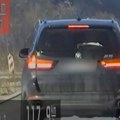 "Au, sine, ode: Dozvola!" Bahati vozač razbesneo Srbiju: Kroz naselje vozio BMW 120 na sat (video)
