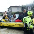 Jaki vetrovi i pljuskovi u Italji, 6.000 ljudi izolovano zbog lavine, jedna osoba poginula