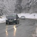 АМСС упозорава возаче Због снега на појединим путевима обавезне зимске гуме ево које деонице су најугроженије