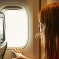 Pogledala kroz prozor aviona i ostala bez teksta: Žena snimila zapanjujuć prizor na nebu i zbunila svet