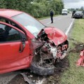 4 Osobe povređene na putu Mladenovac – Topola Strašna slika sa mesta nesreće: Točak otpao, auto smrskan (foto)