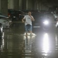 ВИДЕО Град и поплаве погодиле северозапад Хрватске: Аутомобили заглављени у бујицама, услед пожара дошло до више експлозија