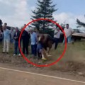 Uznemirujući snimak! Konj se zaleteo u publiku na trkama u Sandžaku! Užas na vašaru, povređena i deca (foto + video)