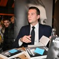 Dok je Le Pen orkestrirala rušenje vlade, Bardela je obožavateljima potpisivao knjigu