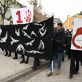 U Novom Sadu danas blokirano više raskrnica, na jednoj se vozač poršea zaleteo u demonstrante