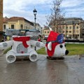 Postavlja se novogodišnja dekoracija na Trgu Radomira Putnika (FOTO)