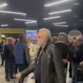 Glumac i njegova 39 godina mlađa devojka sleteli na aerodrom: Doputovali iz Kana, svako nosio svoj kofer