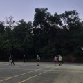Novi reflektori osvetlili sportski teren na Ledenoj steni: Mladi konačno dobili uslove za vežbanje i uveče