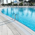 Visoke temperature i cene ulaznice privukle stotine ljudi na ovaj bazen, imaju i besplatne propusnice: Među kupačima sve…