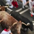 U Pamploni otvoren tradicionalni festival Održana je prva trka sa bikovima - veoma je opasna, ali učesnici uživaju u njoj