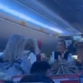 Žene ustale sa sedišta u avionu pre nego što se motor ugasio Napravile su ozbiljnu grešku, pogledajte šta se desilo (video)…