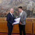 Ministar Vujić sa osuđenicima - slikarima u KPZ u Sombor