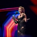 Kad je kročila na crveni tepih svi su se pitali ko je ona: Pevačica se posle 19 godina vratila na MTV ceremoniju sa novim…