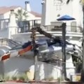 Panika na plaži u Kaliforniji Helikopter pao pored autoputa, VIDEO ledi krv u žilama