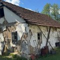Zidovi ispucali, fasada otpada, a oko nje krš i lom: Ovo je porodična kuća našeg glumca u selu Visibaba