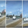 (Video) Na Novom naselju zabeležen snimak vožnje u kontrasmeru! Kombi uleteo u kružni tok iz suprotnog pravca
