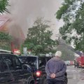 Pogledajte prve fotografije ogromnog požara u TC Enjub na Novom Beogradu: Na terenu više od 40 vatrogasaca, gori krov, crni…