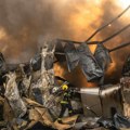 Veliki požar na Bežanijskoj kosi: Gust dim prekrio naselje, vatrogasne ekipe na terenu (foto)