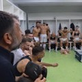 (VIDEO) Evo vam pare: Albanac bacio vreću novca pred igrače!