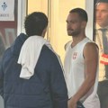 Andrija Živković posle meča došao ispred svlačionice Grčke, čekao jednog igrača