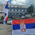 Novi dan protesta U Leposaviću: Kfor umesto bodljikave žice, okupljeni Srbi ne odustaju od zahteva, sede ispred zgrade…