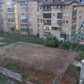 Drama u Čačku, sa velike visine deo krana pao na zemlju između stambenih zgrada: Uplašeni stanari još uvek u neverici -…